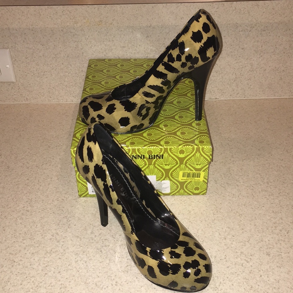 Gianni Bini leopard print heels